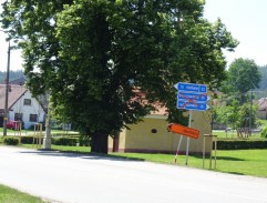 Kaplička na návsi v Drahonicích