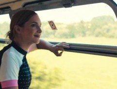 Tereza se dívá z okna