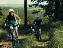 Holky jedou terénem