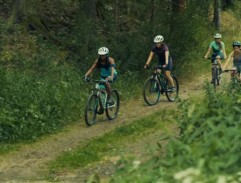 Holky se vrací od lomu