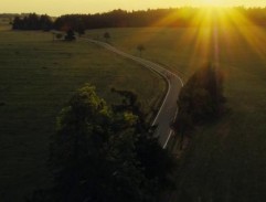 Pohled na večerní silnici