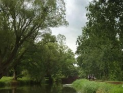 Landry a Tancrede jedou kolem řeky