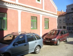 Prezidentův pobočník čte plakát