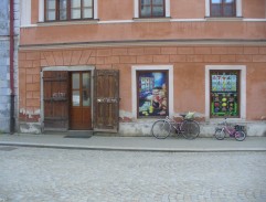 Pobočník nabízí Luise kapesník