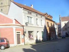 Lidé chytají letáky