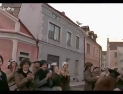 Lidé chytají letáky