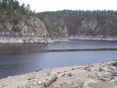 Luther přistává s lodí u kláštera