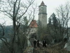 Mniši vycházejí z kláštera