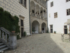 Odjezd jezdce z nádvoří