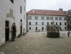 Vera vchází na nádvoří