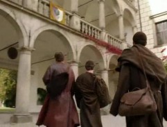 Kněží jdou pod arkády