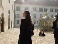 Vera vchází na nádvoří