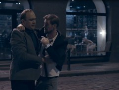 Opilý Marek před vinárnou