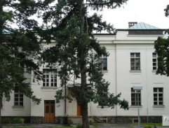 Na balkóně ústavu