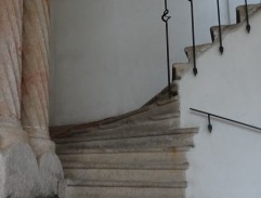 Gesa s kamarádkou na schodech 2