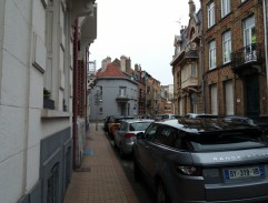 Voják se schovává za bednou