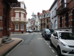 Voják prchá od barikády na pláž