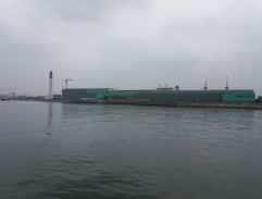 Vojáci nastupují do lodě