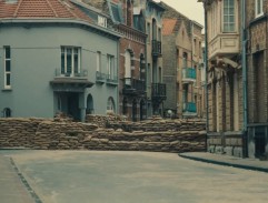 Voják se schovává za bednou