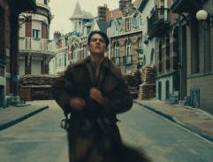 Voják prchá od barikády na pláž