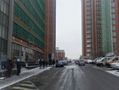 Před budovou policie III