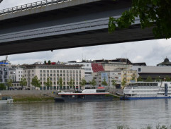 nábrežie pri moste