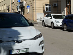 pred dílerovým domom