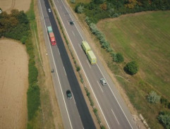 Maxo predbehol kamión