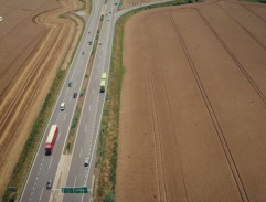 Kamión schádza z diaľnice