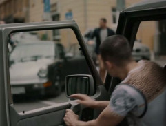 pred dílerovým domom