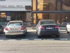 Před budovou kriminálky