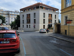 pred domom Jirka Havelky