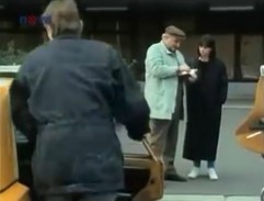 Před budovou kriminálky