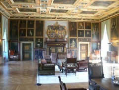 Sál zámku se služebnictvem