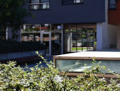 pred realitnou kanceláriou