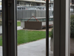 pred realitnou kanceláriou 3