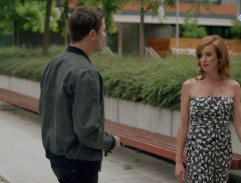 pred realitnou kanceláriou 2