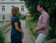 na schodoch pred školou