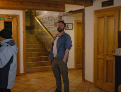 Horák u hotelové recepce