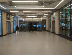 V obchodní pasáži