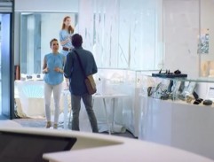 V obchodě se šperky