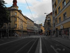 Viola šoféruje do práce k Vladovi 1