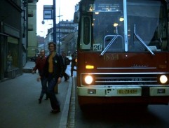 Vlado Valhar hľadá svoju dcéru na konečnej autobusu 20 (1).