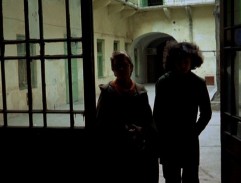 Skratka cez nádvorie. "Keby tak vedela, že nemáme ani halier!"