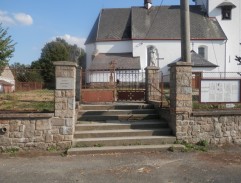 věřící jdou do kostela na mši