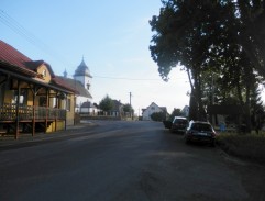 Pohled na kostel, v popředí místní hospoda