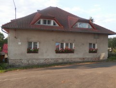 před místním obchodem