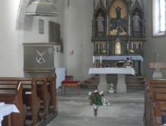 dřevěný kříž, který se několikrát oboustranně nakloní