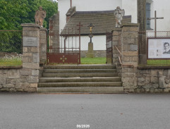 věřící jdou do kostela na mši
