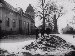 Pohled na kostel, v popředí místní hospoda